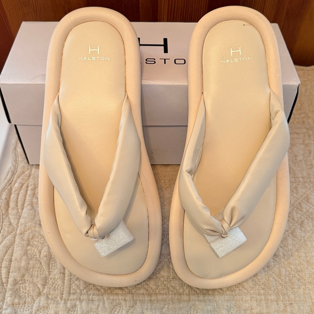 H Halston Women's Citizen Comfortable Flat Sandals 9 - Picture 3 of 5